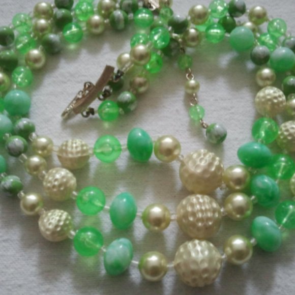 1960's 3 strand Green Golf Ball necklace - Picture 3 of 3